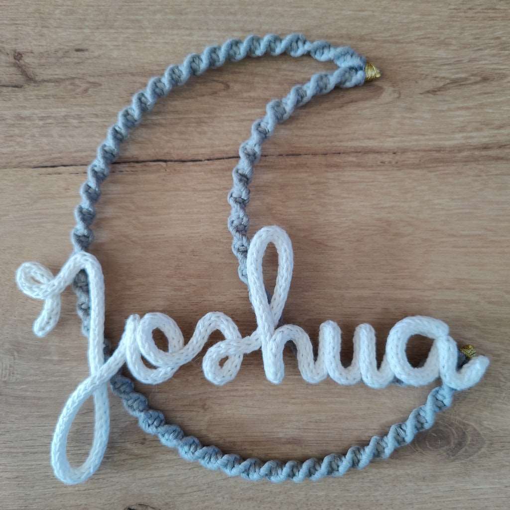 suspension prenom joshua en tricotin sur support croissant de lune en macramé
