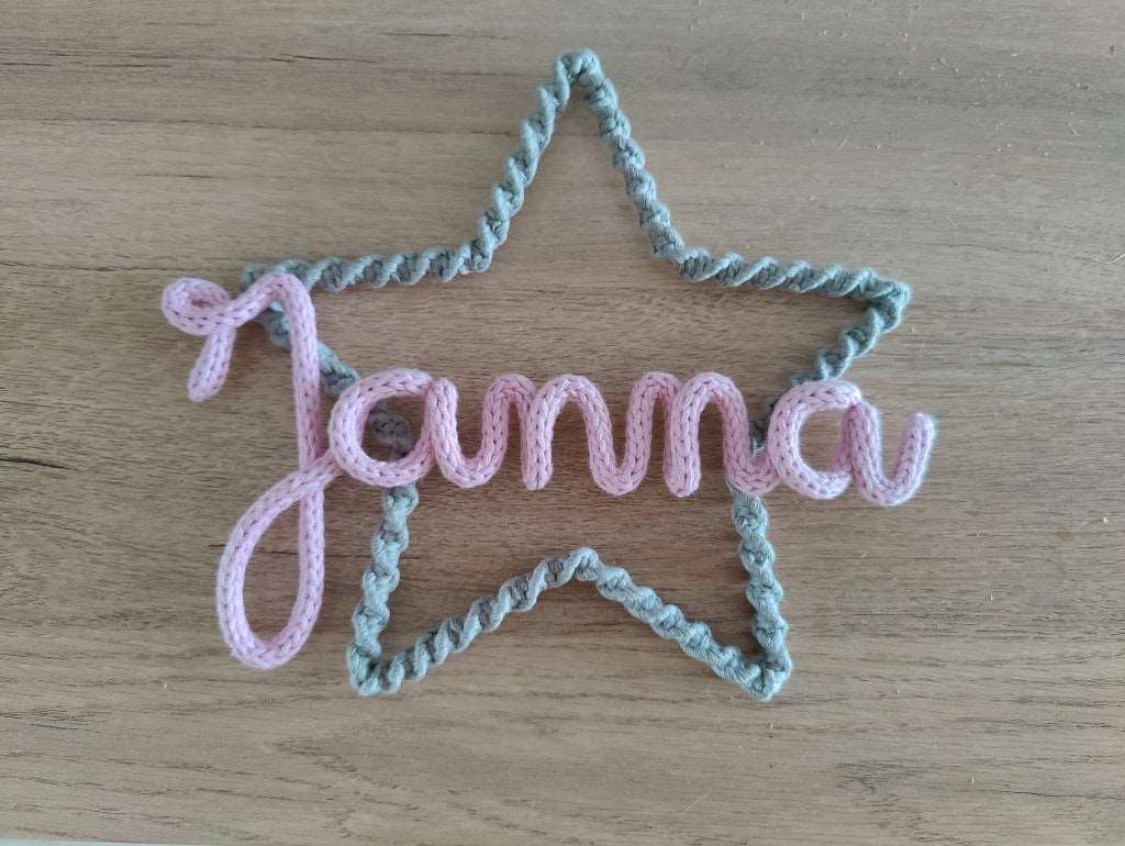 suspension prénom janna en tricotin sur support étoile en macramé