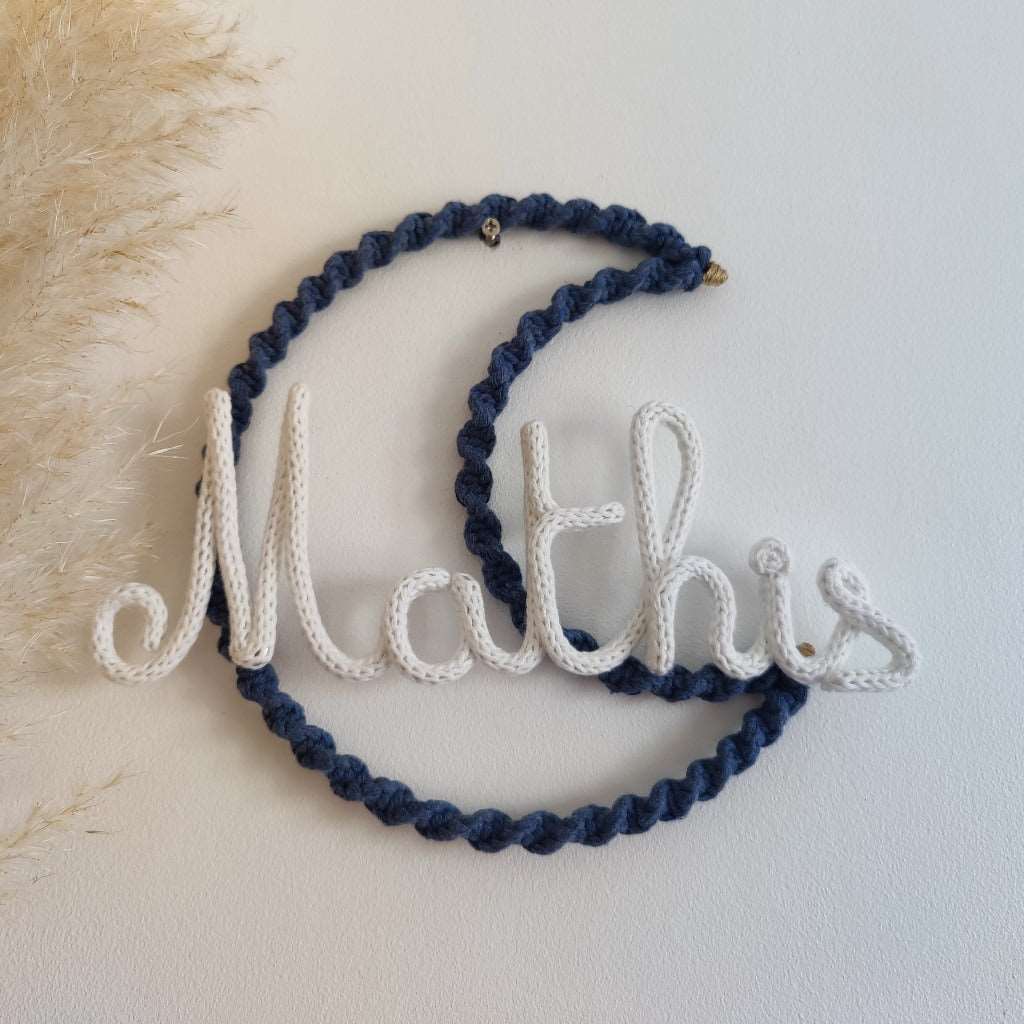 suspension prenom mathisen tricotin sur support croissant de lune en macramé