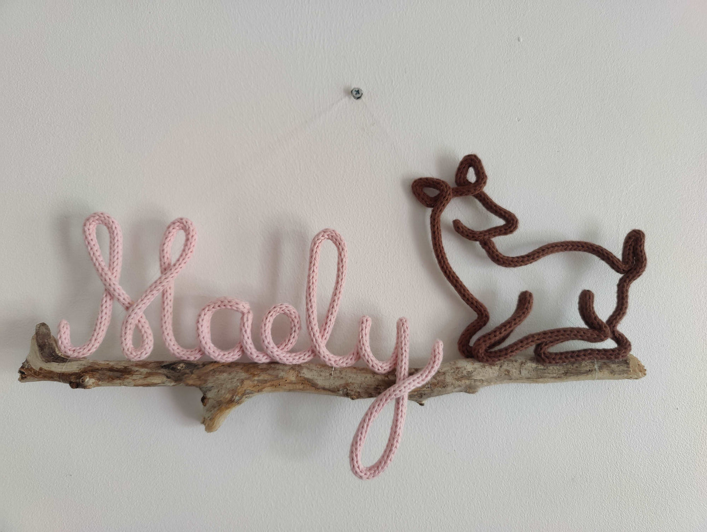 prenom en tricotin maely avec biche sur bois flotté
