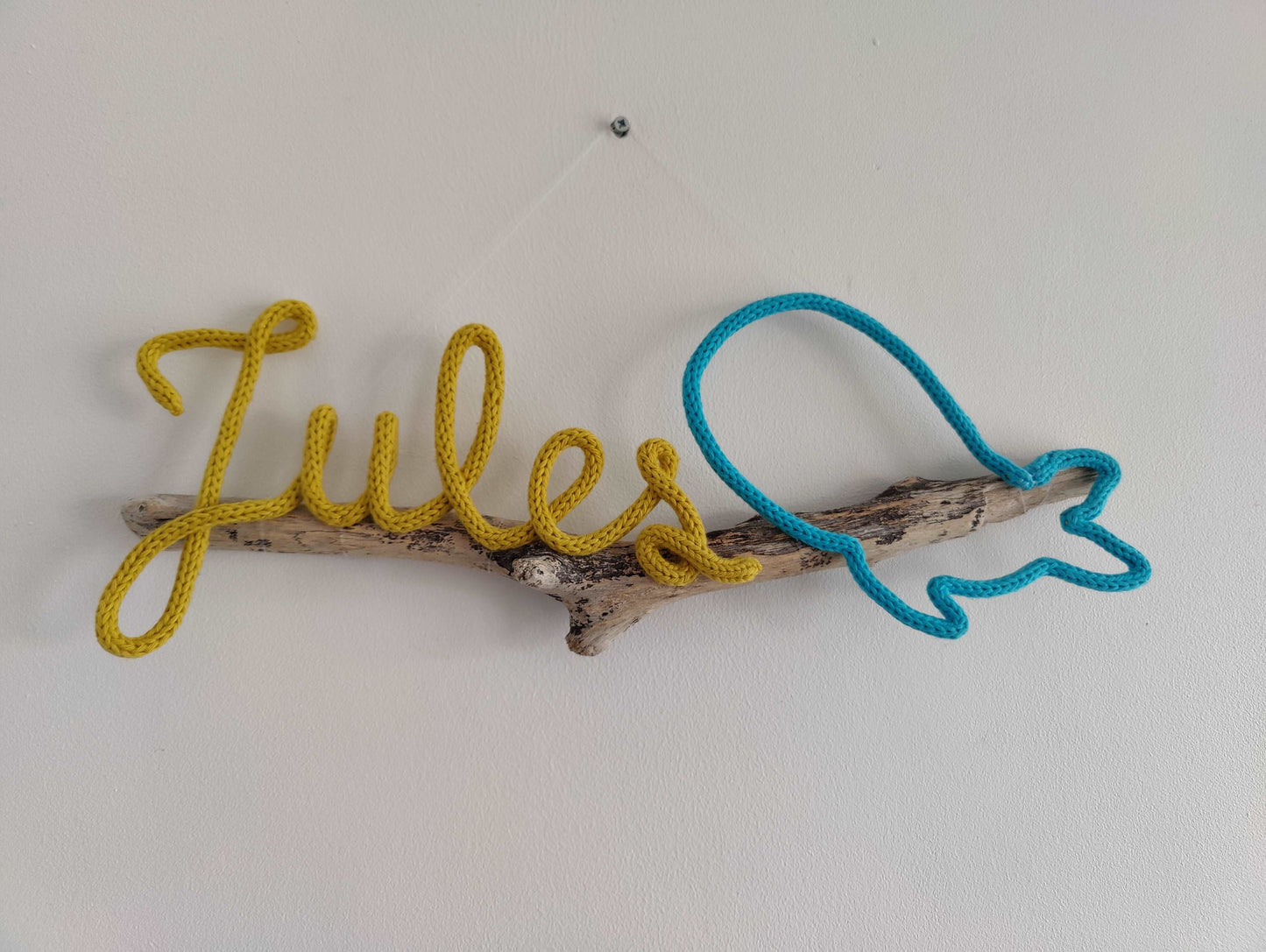 prenom en tricotin jules avec balaine sur bois flotté