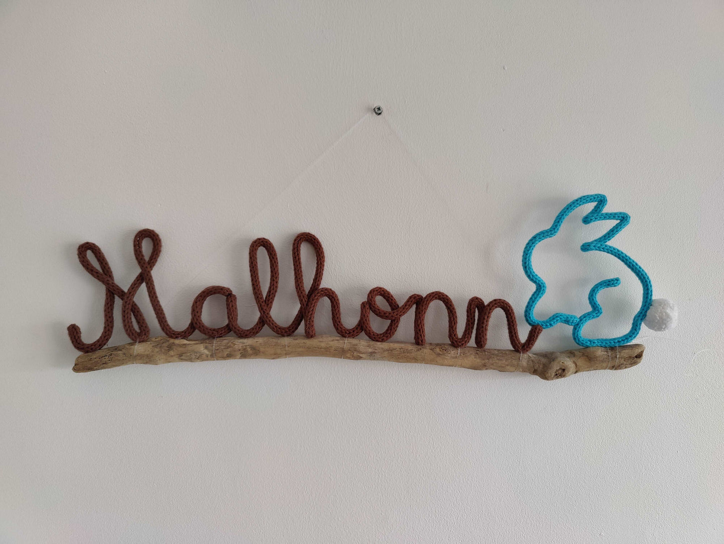 prenom en tricotin malhonn avec lapin sur bois flotté