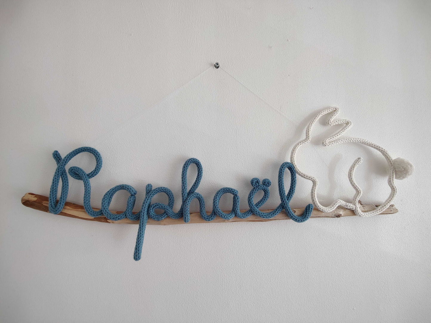 prenom en tricotin raphael avec lapin sur bois flotté