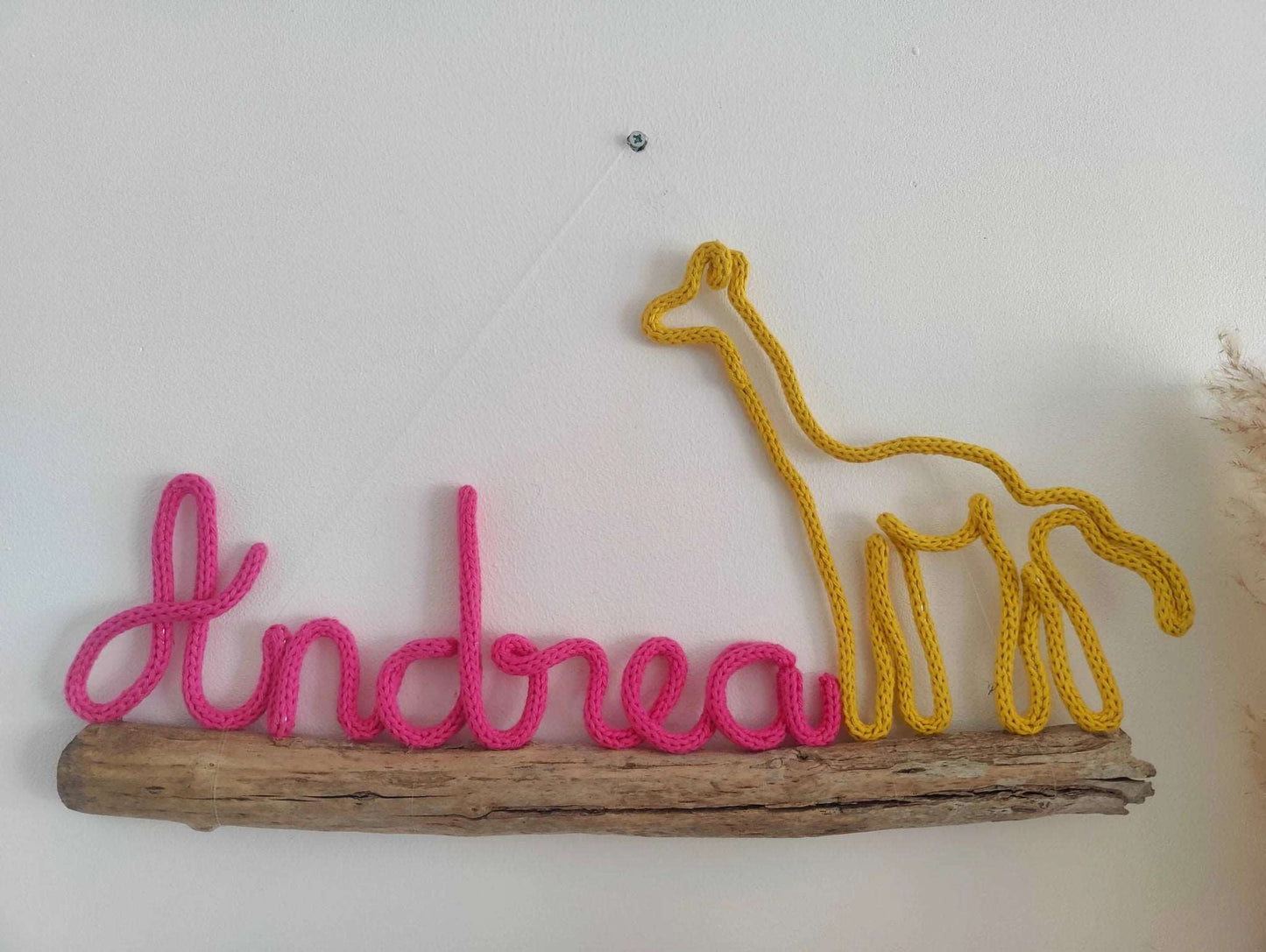 prenom en tricotin andrea avec girafe sur bois flotté