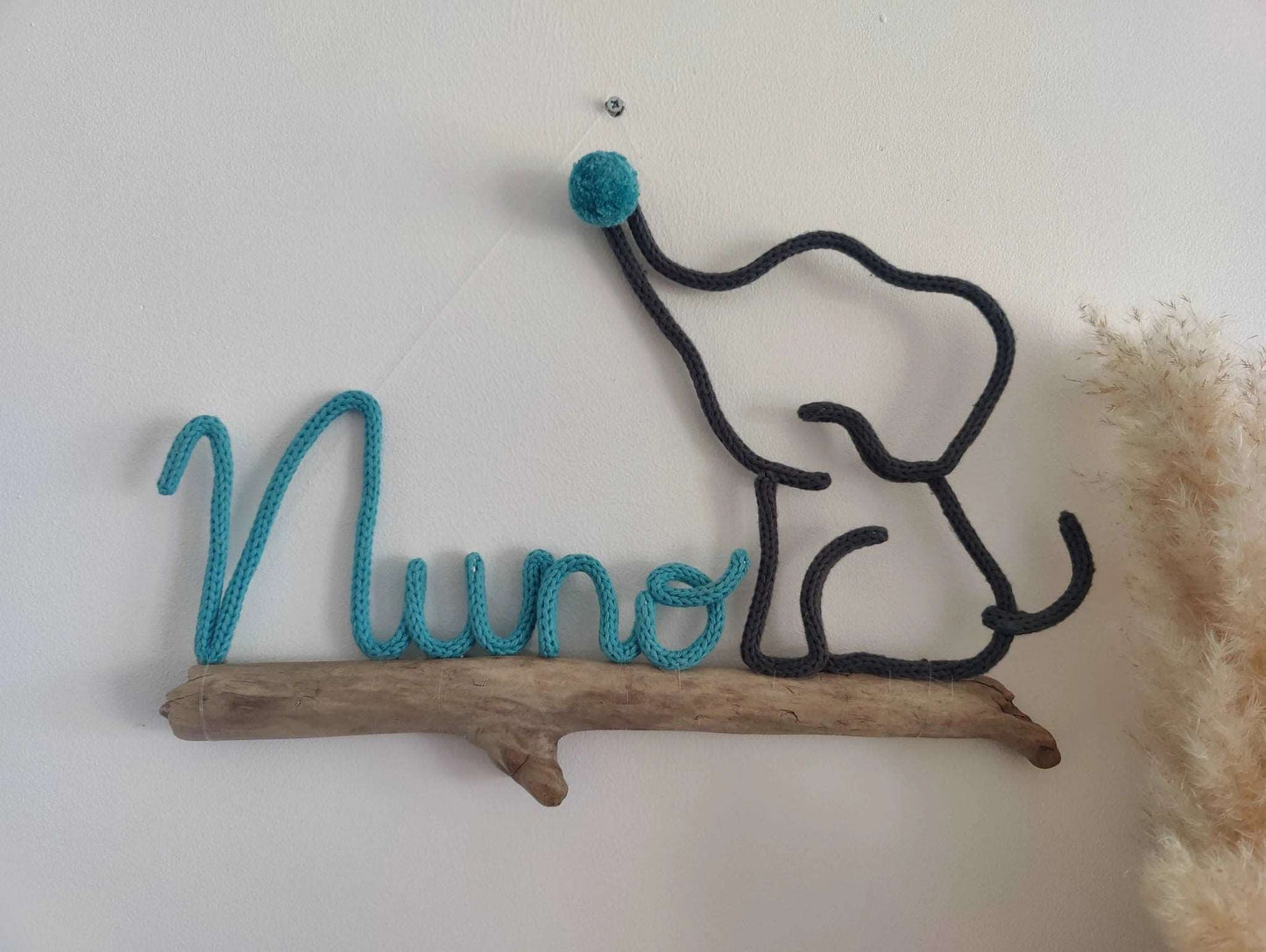prenom nuno en tricotin sur bois flotté avec elephan