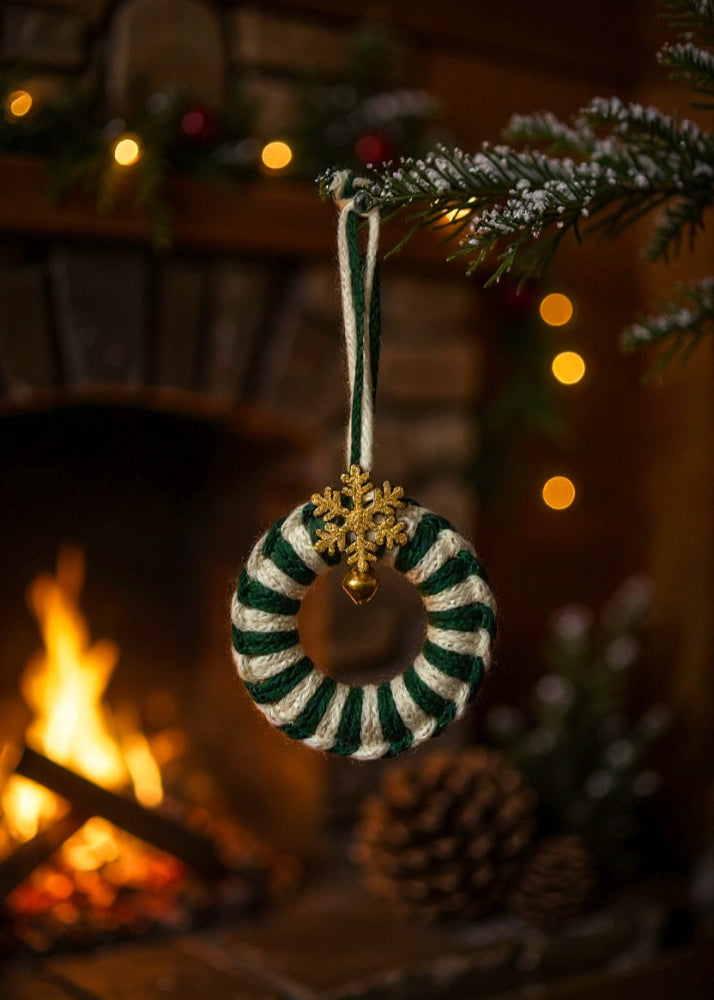 couronne de noel en macramé avec flocon de neige bi color avec grelot meacrea