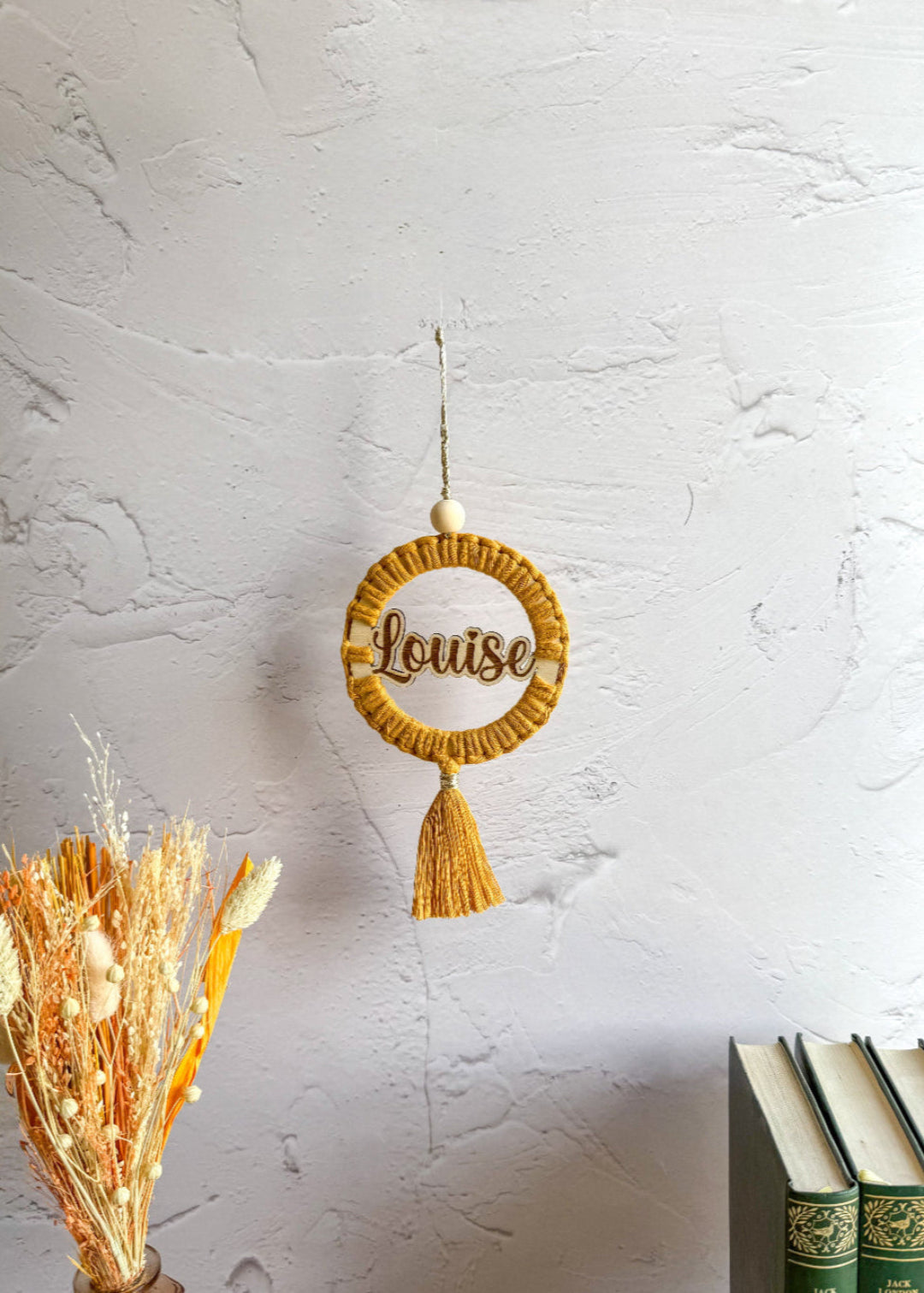 Idée déco chambre bébé bohème avec prénom en bois et macramé