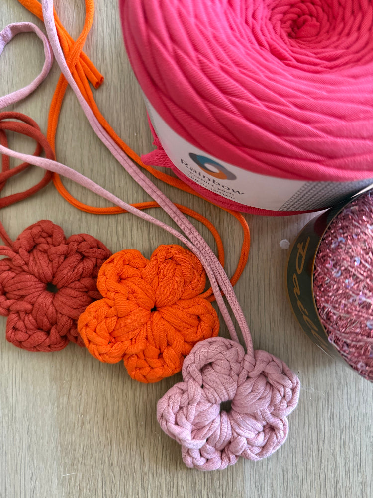 kit diy fleur au crochet accessible débutant pour décoration de porte ou rétroviseur