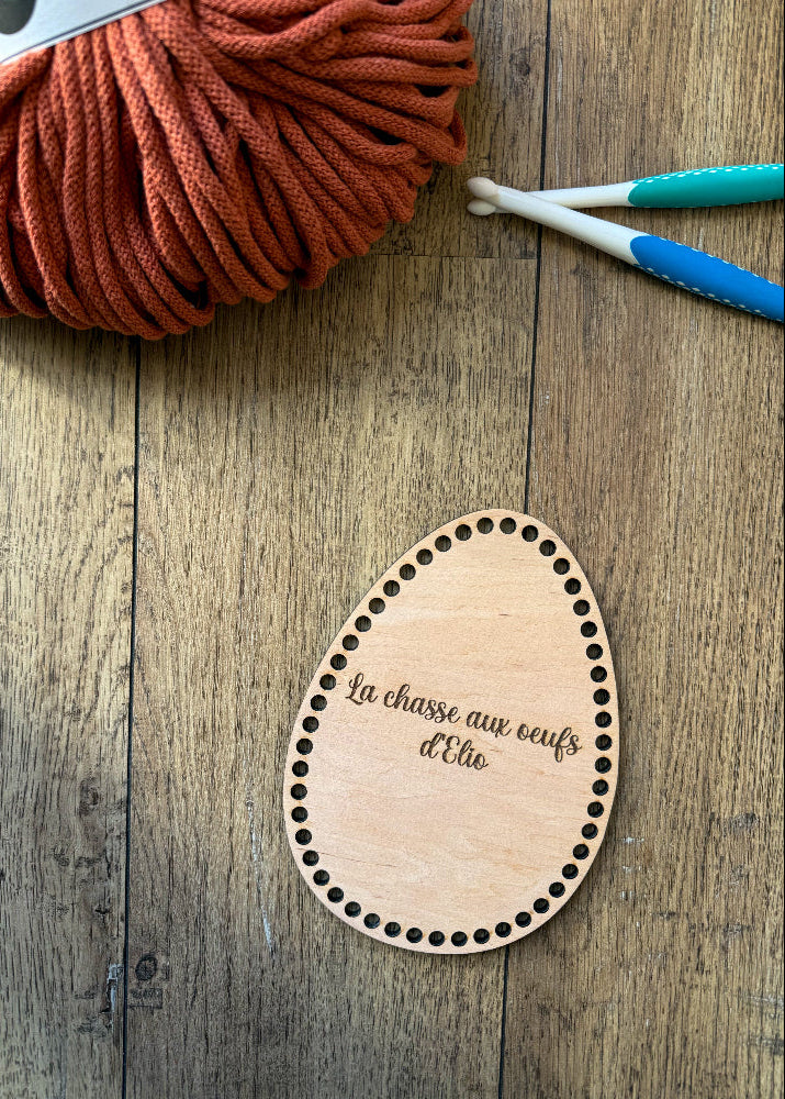 fond de panier en bois oeuf de paques pour chaque aux oeufs au crochet