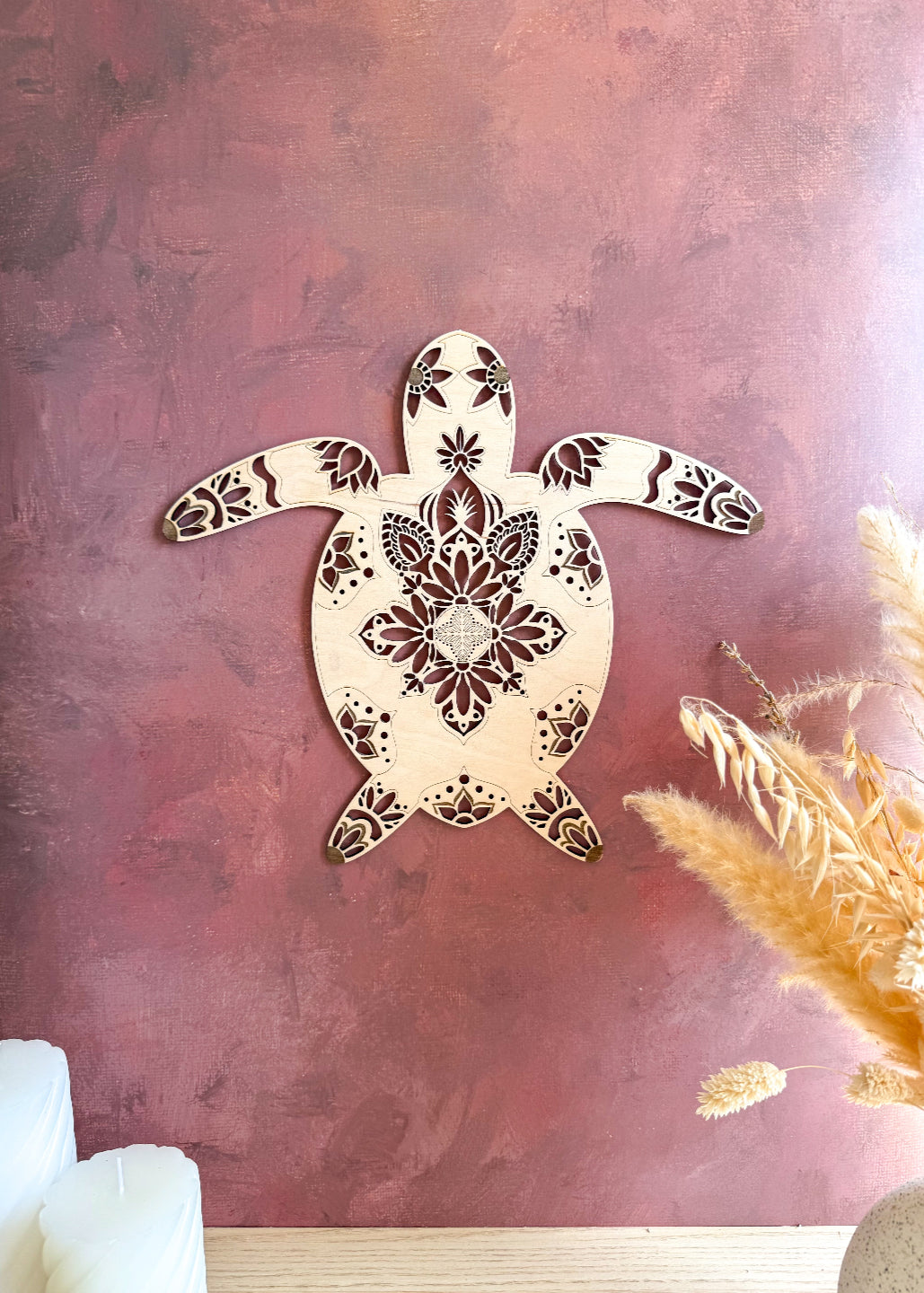 Mandala tortue en bois gravé et découpé, décoration murale bohème artisanale signée MeaCrea – 32 x 28 cm