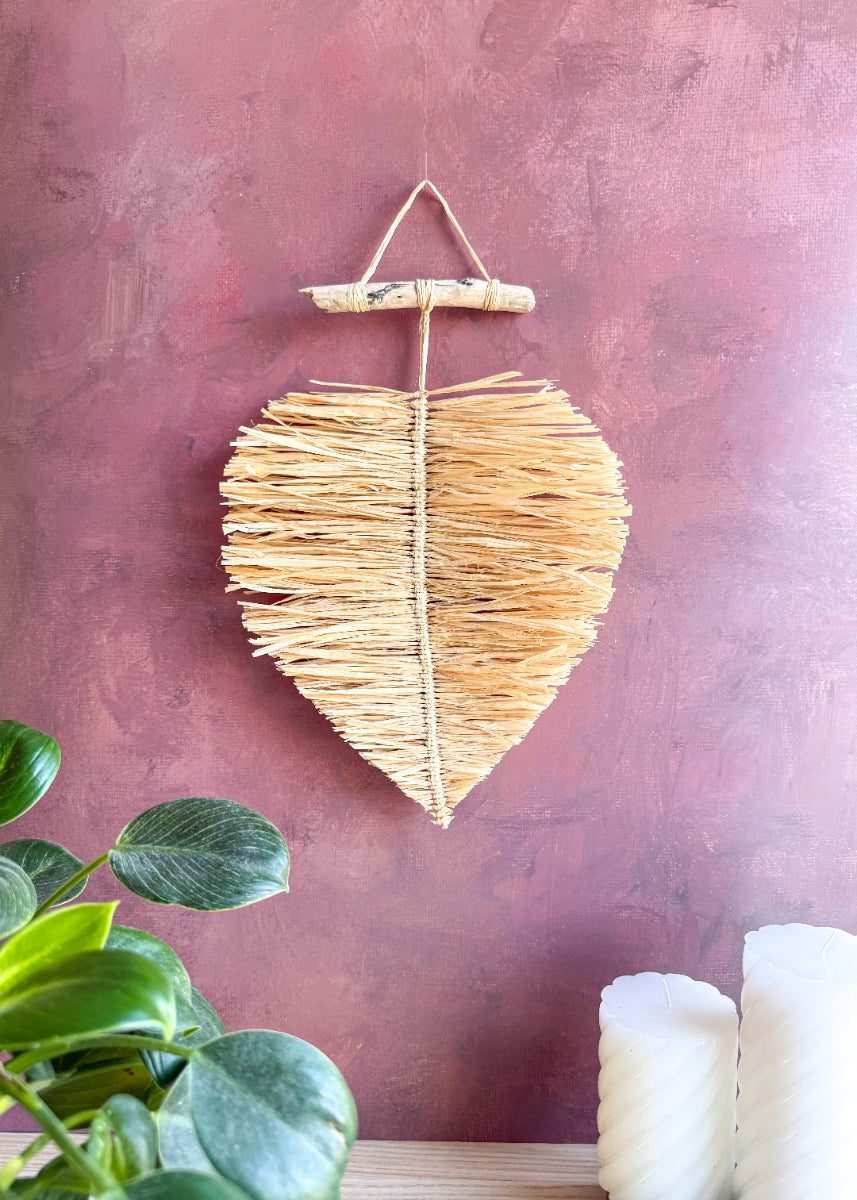 Déco murale bohème en raphia tressé et bois flotté, fait main en France. Création artisanale unique signée MeaCrea. Élégance naturelle, livraison rapide.