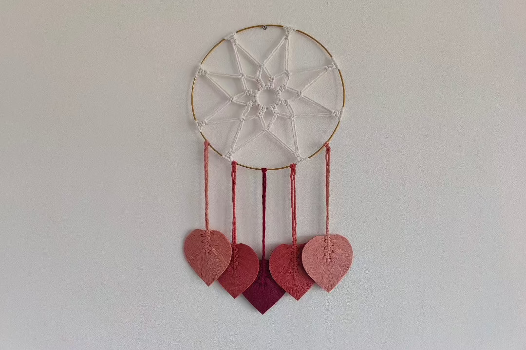 Attrape rêve en macramé avec plumes en macramé