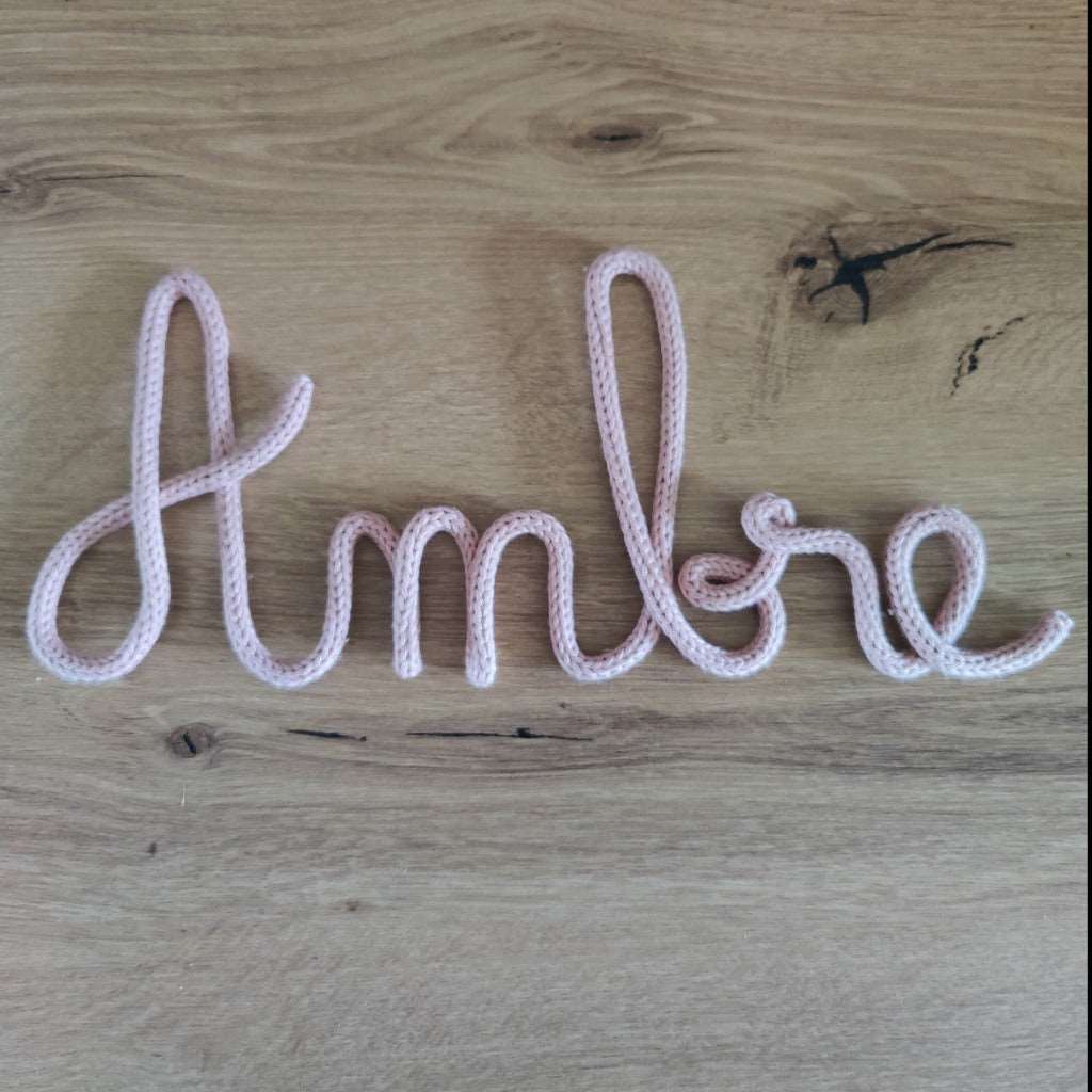suspension prenom en tricotin ambre