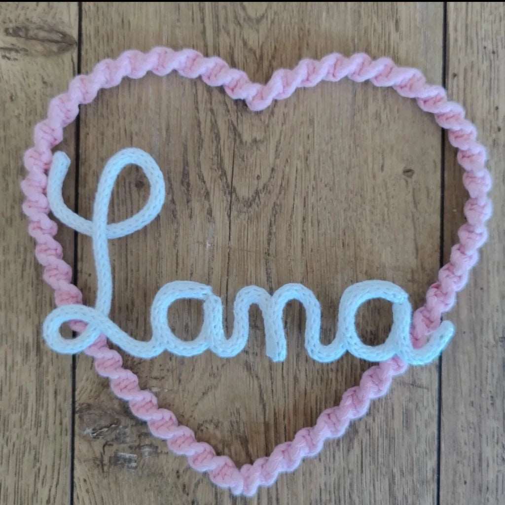 suspension prenom lana en tricotin sur support coeur en macrame