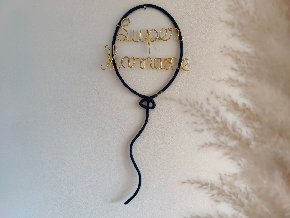 suspension tricotin ballon avec prénom filaire