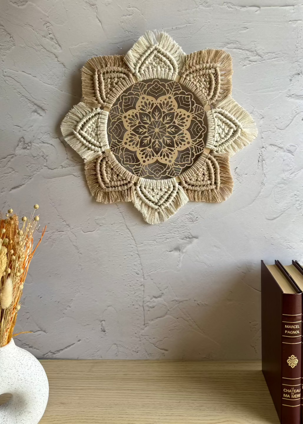 Suspension Mandala en macramé fait main - décoration artisanale pour salon, chambre ou entrée, ambiance naturelle et chic