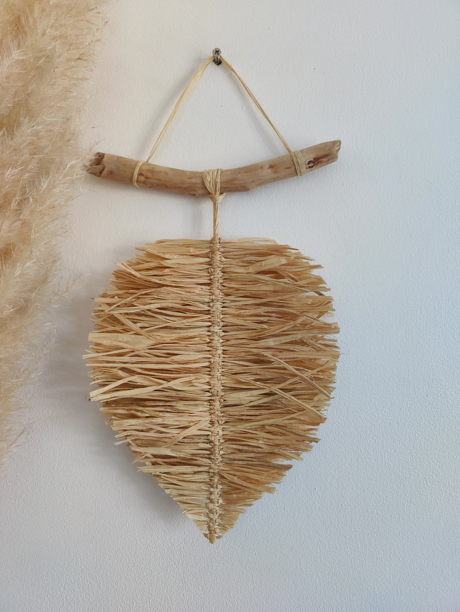 Suspension feuille en raphia naturel