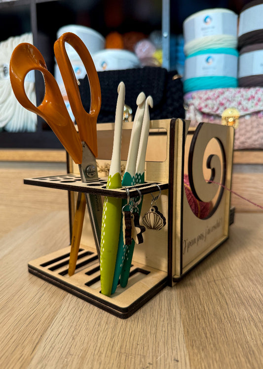 Boîte à crochet nomade en bois avec rangement et dérouleur de fil