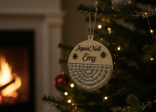 kit diy de noel, boule en macramé et enbois avec base 