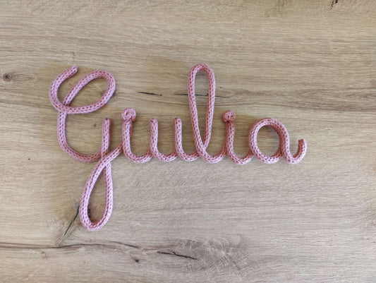 suspension prenom en tricotin Giulia
