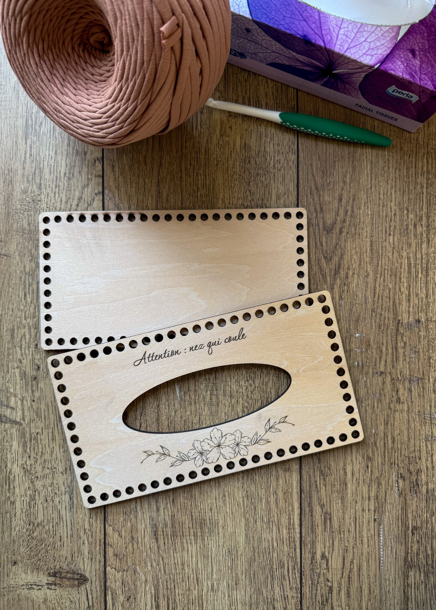 Base et couvercle en bois pour boîte à mouchoirs rectangle avec trous pour habillage au crochet DIY.