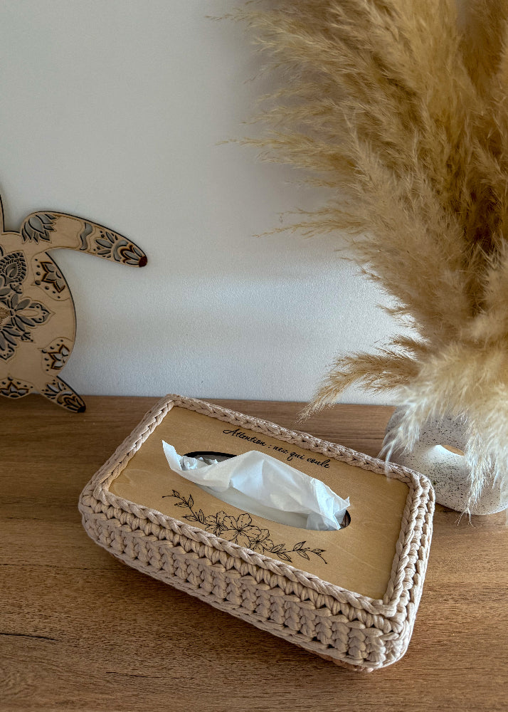 Boîte à mouchoirs décorative en bois et crochet style bohème personnalisable.