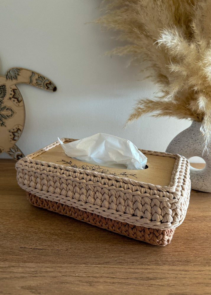 Boîte à mouchoirs décorative en bois et crochet bohème personnalisable.