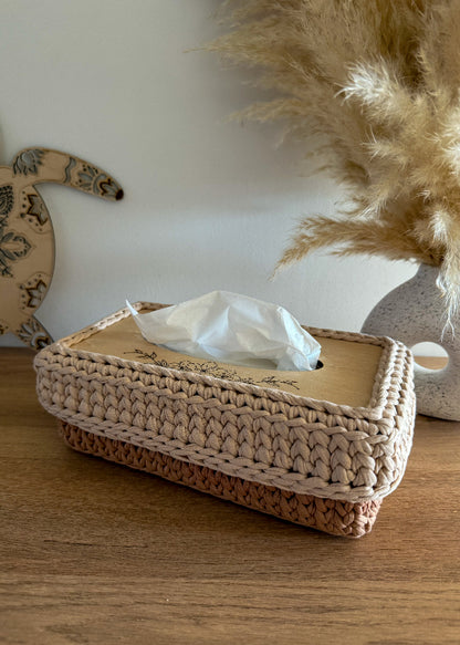 Boîte à mouchoirs décorative en bois et crochet bohème personnalisable.