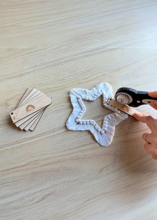 Lot de 6 réglettes en bois pour macramé, découpées au laser, disposées côte à côte. Outils DIY servant à espacer les nœuds et couper les franges avec précision.