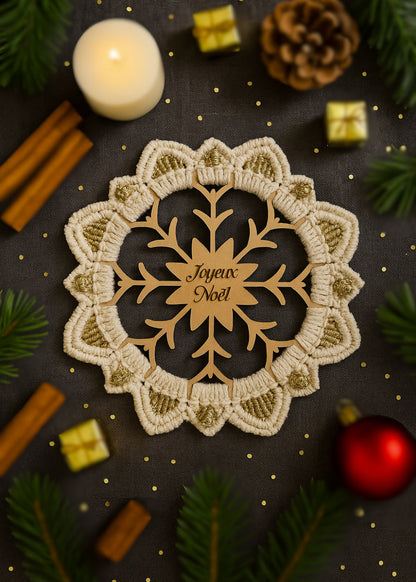 decoration flocon de neigze noel en bois et macrqmé personnalisé Meacrea