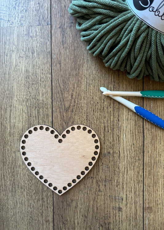 Fond de panier cœur en bois pour crochet DIY ou boîte porte alliances mariage.