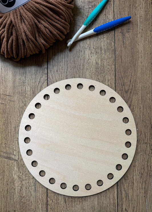 Fond de panier rond en bois pour crochet et macramé avec trous pour réaliser un panier DIY.