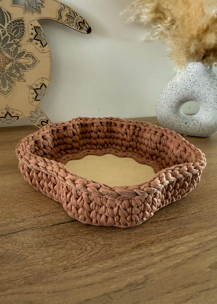 Panier coquillage en bois et crochet utilisé comme vide-poche déco bohème.