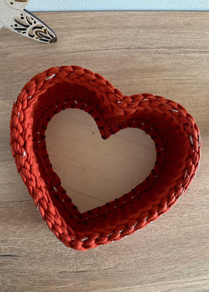 Panier cœur utilisé pour ranger bijoux et petits objets du quotidien