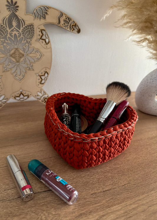 Détail crochet panier cœur avec base en bois artisanale MeaCrea