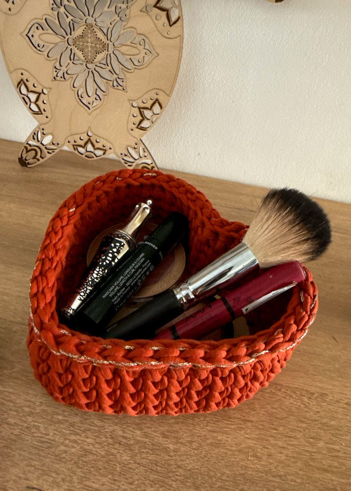 Panier cœur vide-poche dans une décoration bohème chambre ou salon